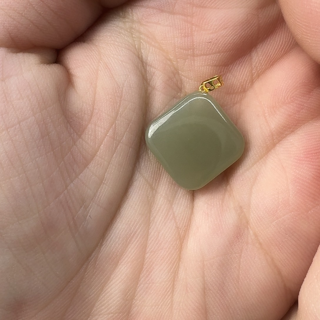 颈饰18K金镶嵌和田玉依*儿