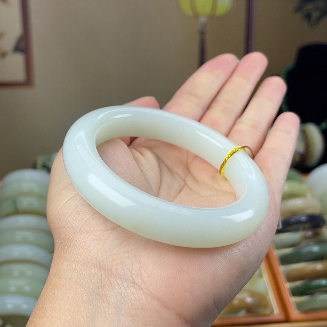 和田玉未镶嵌手镯