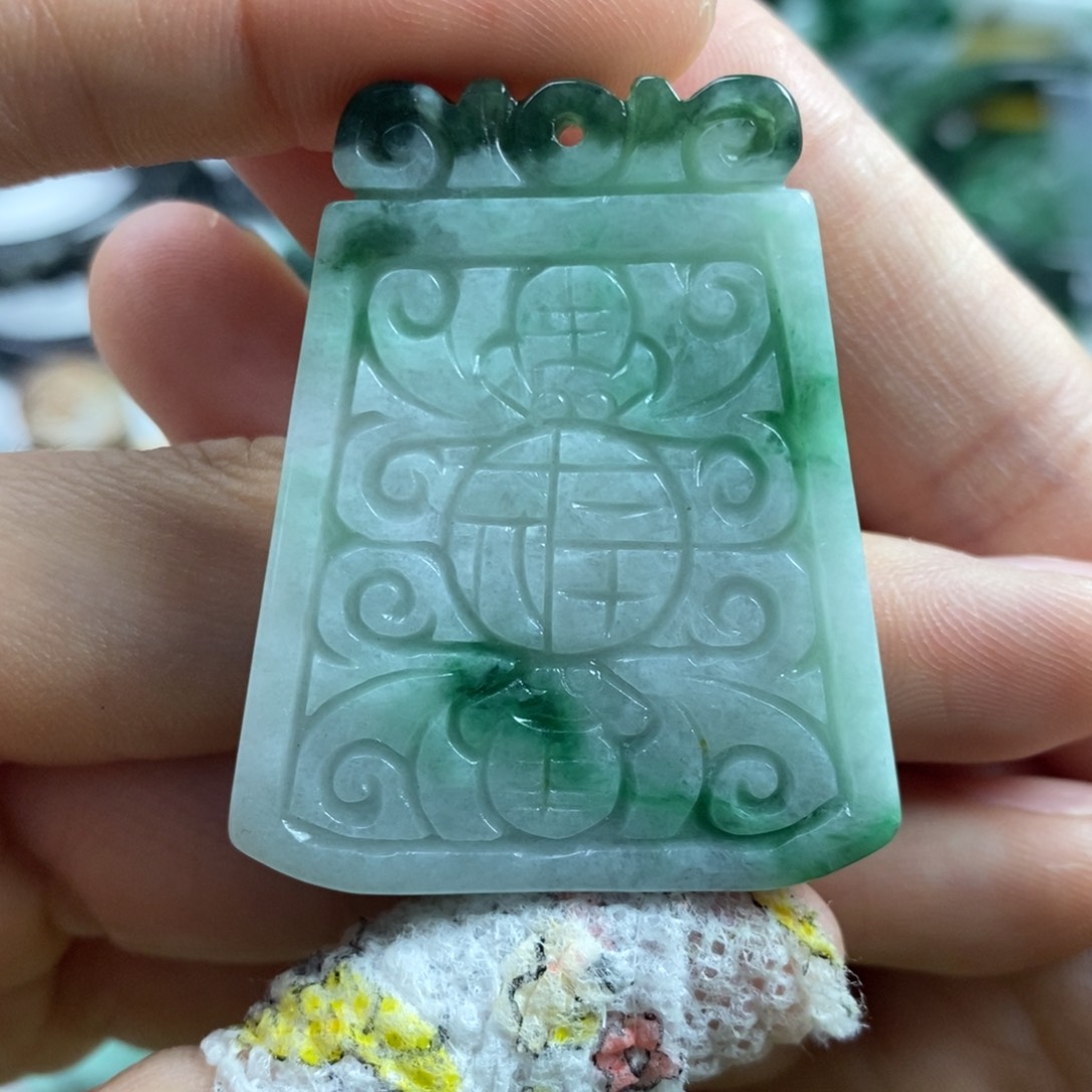 翡翠颈饰未镶嵌吊坠