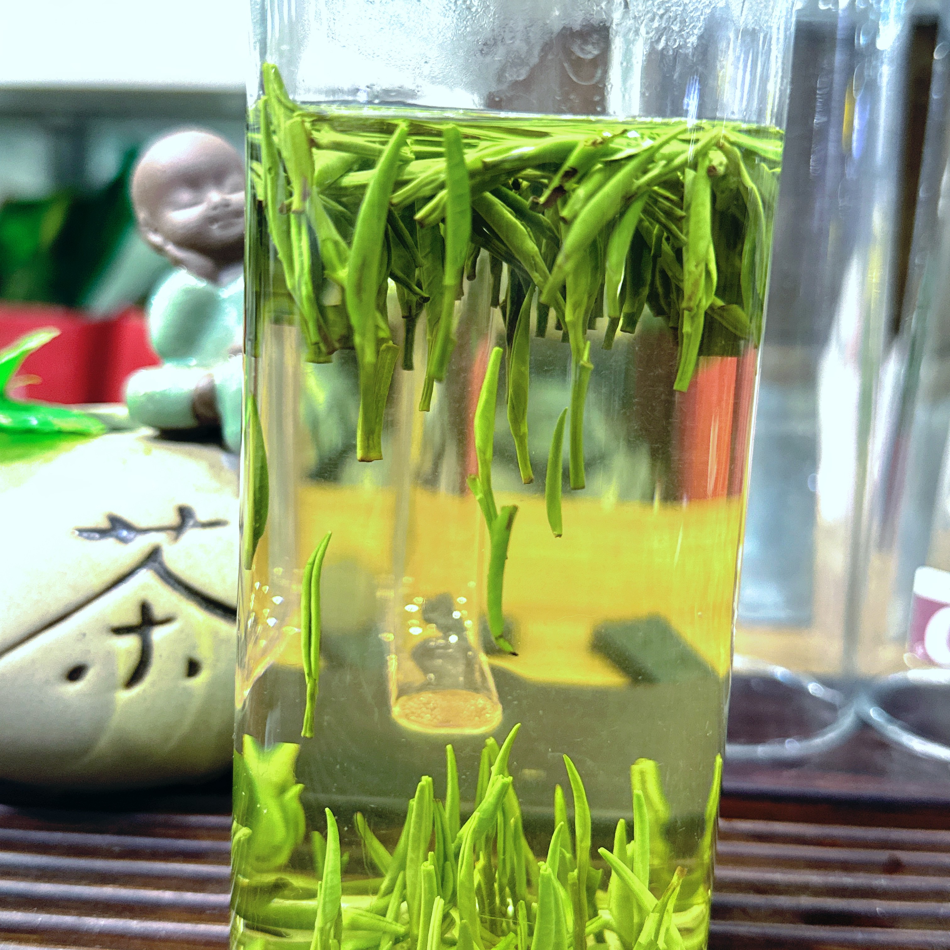 浓香雀舌  芽头颗颗饱满 汤色透亮  口感生津回甘