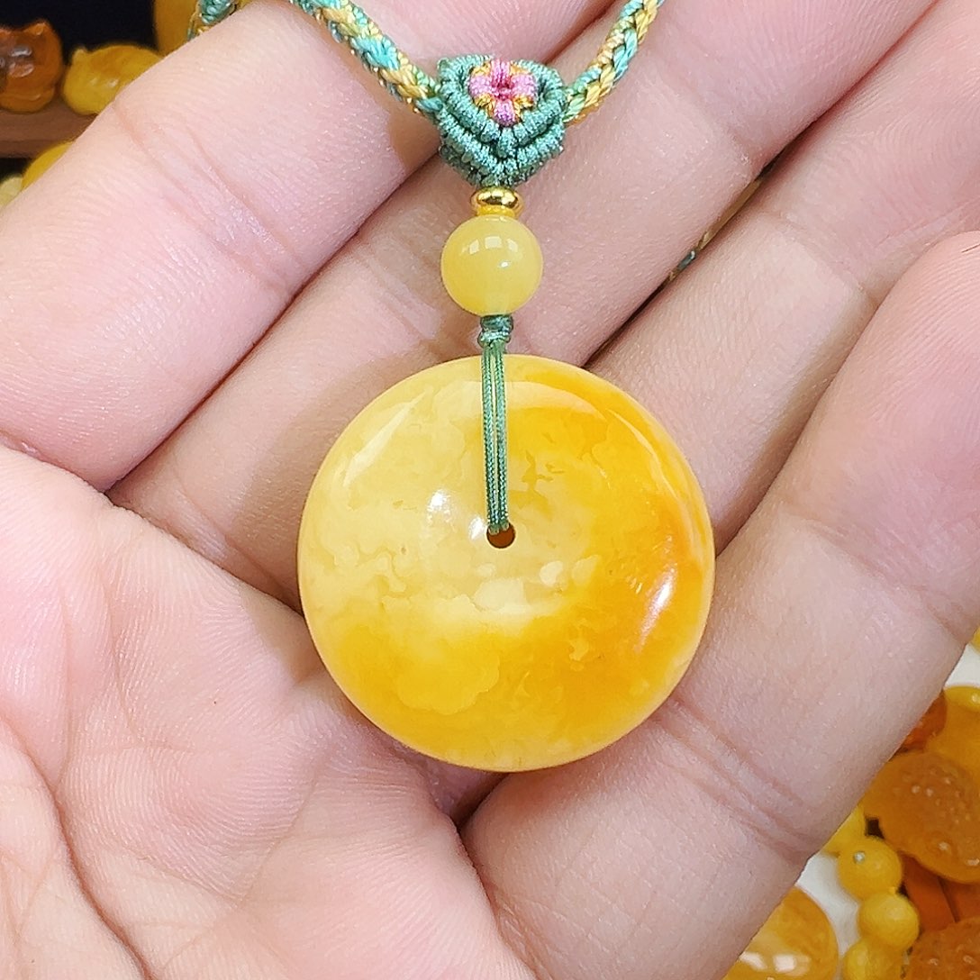 蜜蜡颈饰未镶嵌平安扣6克，微瑕慎重选择