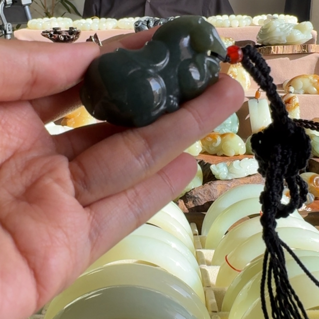 颈饰未镶嵌和田玉（糖玉）