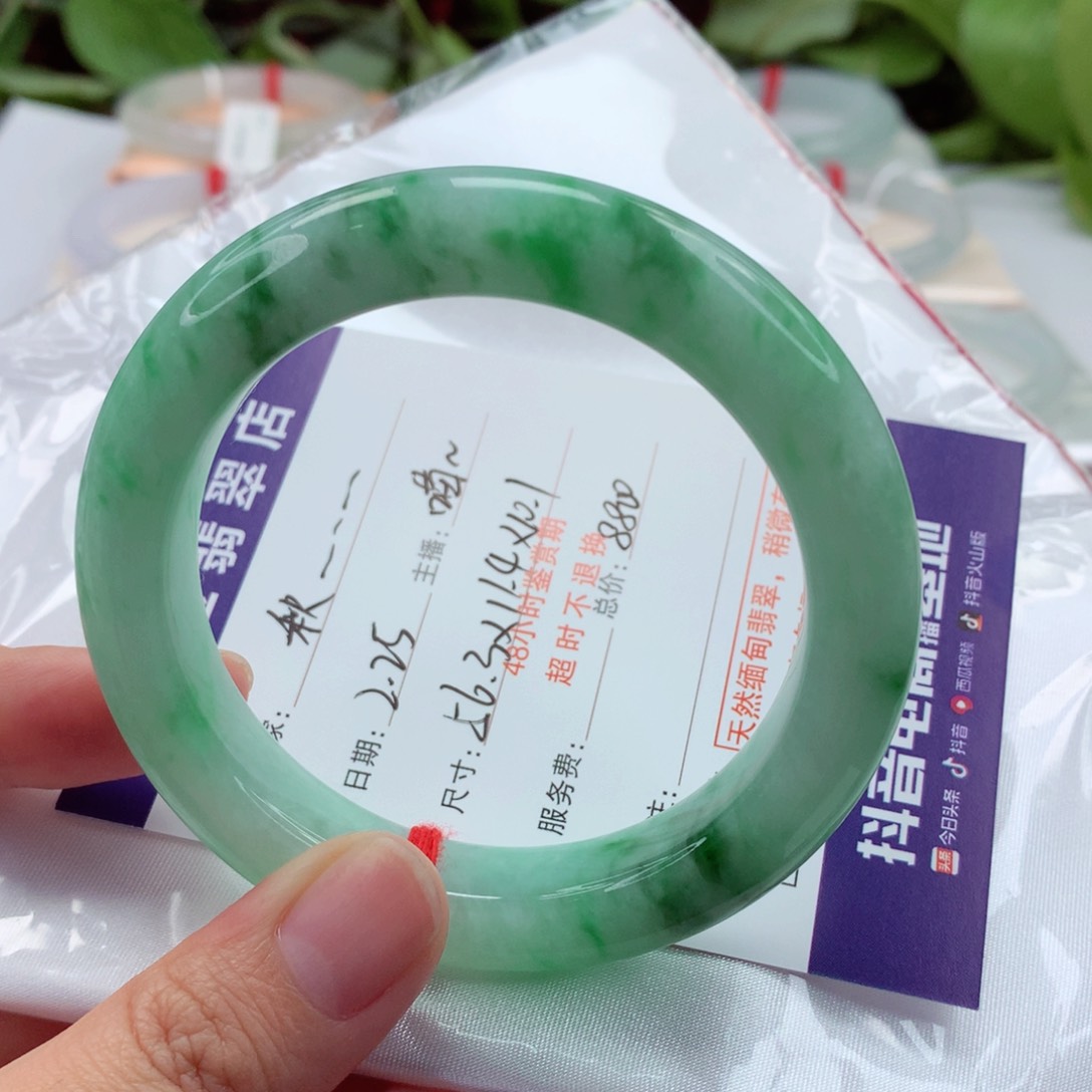 翡翠手镯未镶嵌秋**路