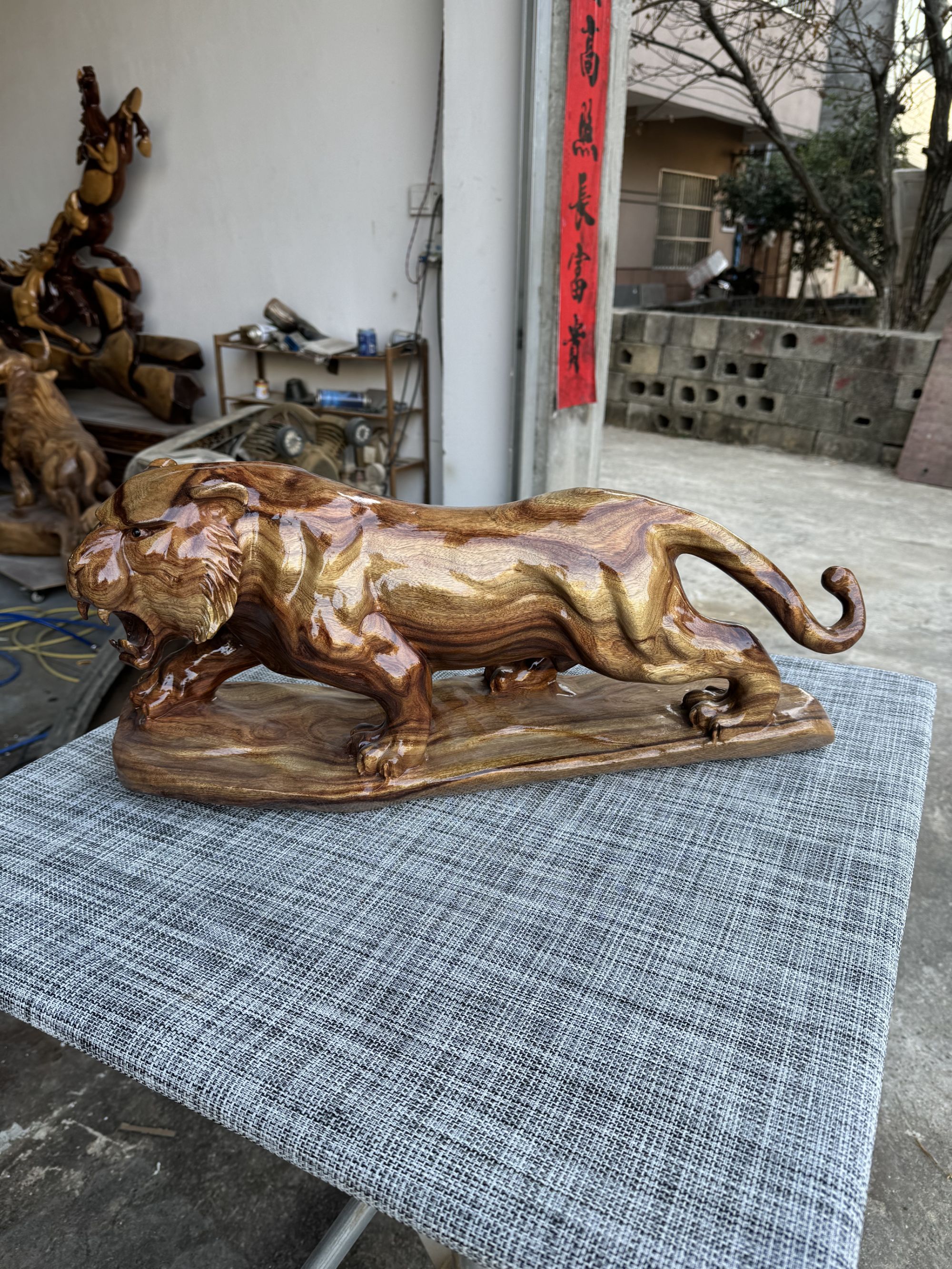 实木根雕老虎工艺装饰品