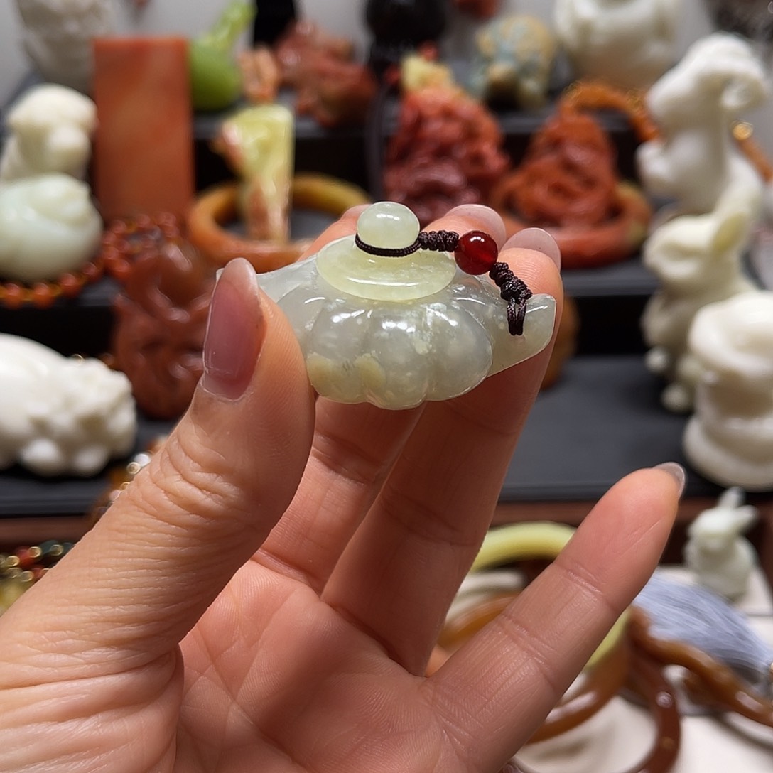 蛇纹石玉吊坠未镶嵌