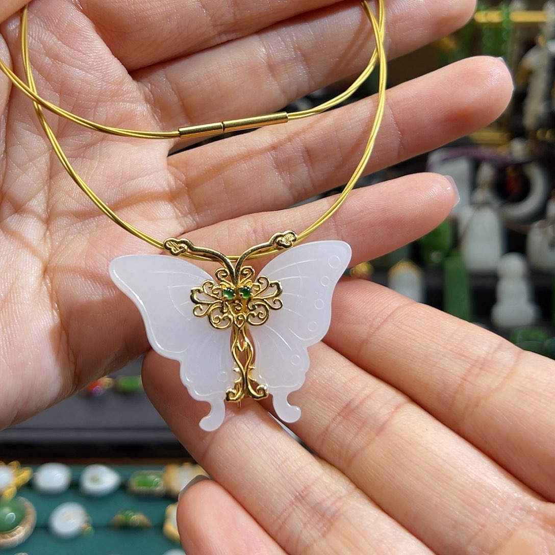 和田玉挂件18K金镶嵌