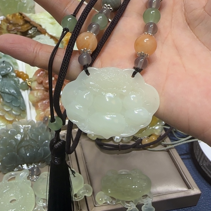 蛇纹石玉吊坠未镶嵌