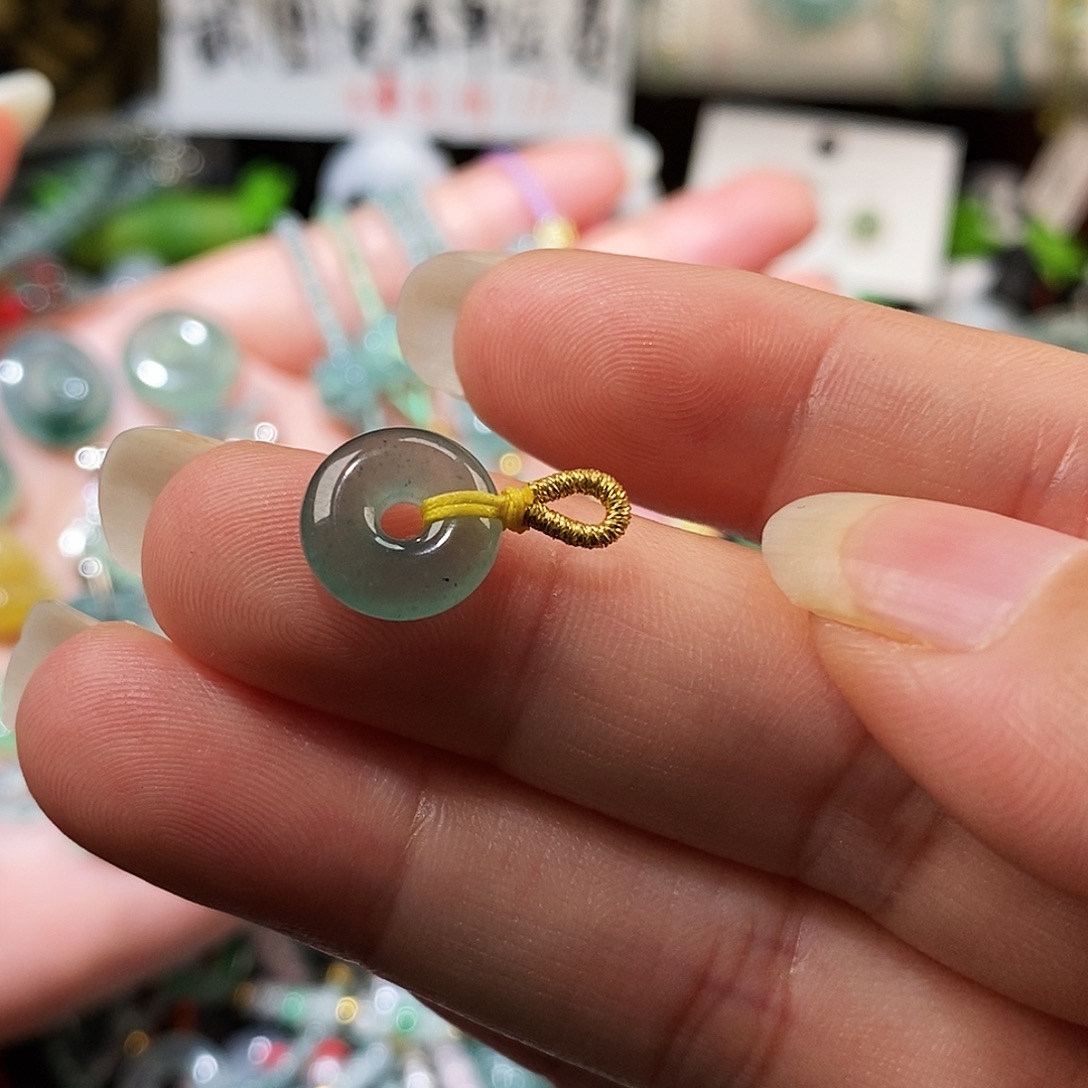 翡翠未镶嵌颈饰平安扣