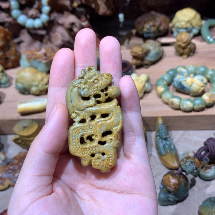 未镶嵌岫岩河磨玉（透闪石质玉）挂件