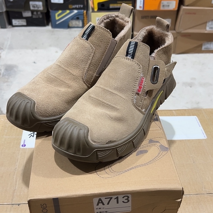 编码713号。棉43码防砸防刺劳保鞋。鞋面色差