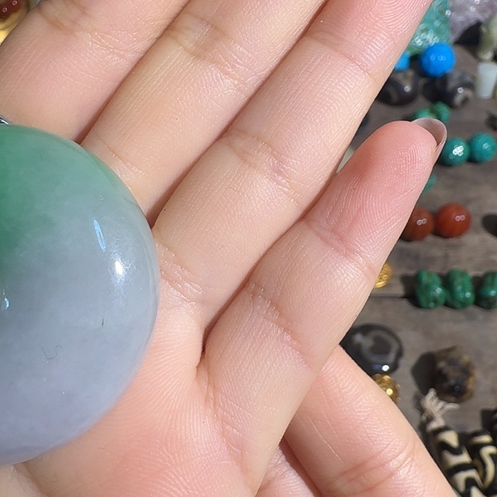 会***子翡翠未镶嵌颈饰佩戴