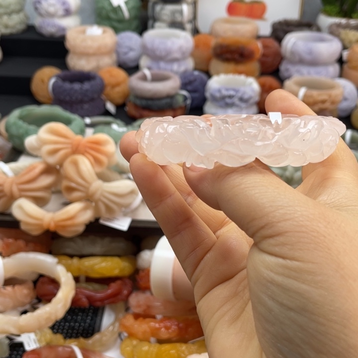 一***狼石英质玉未镶嵌手镯