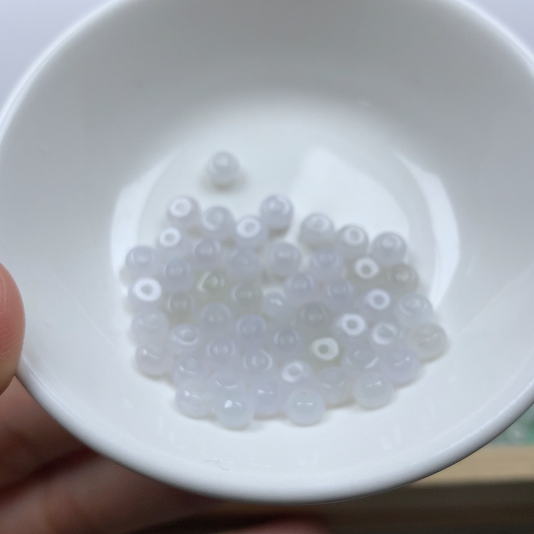 翡翠散珠一盘。珠子3✖️4