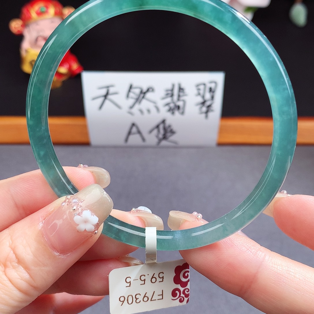 翡翠未镶嵌手镯（圆镯）