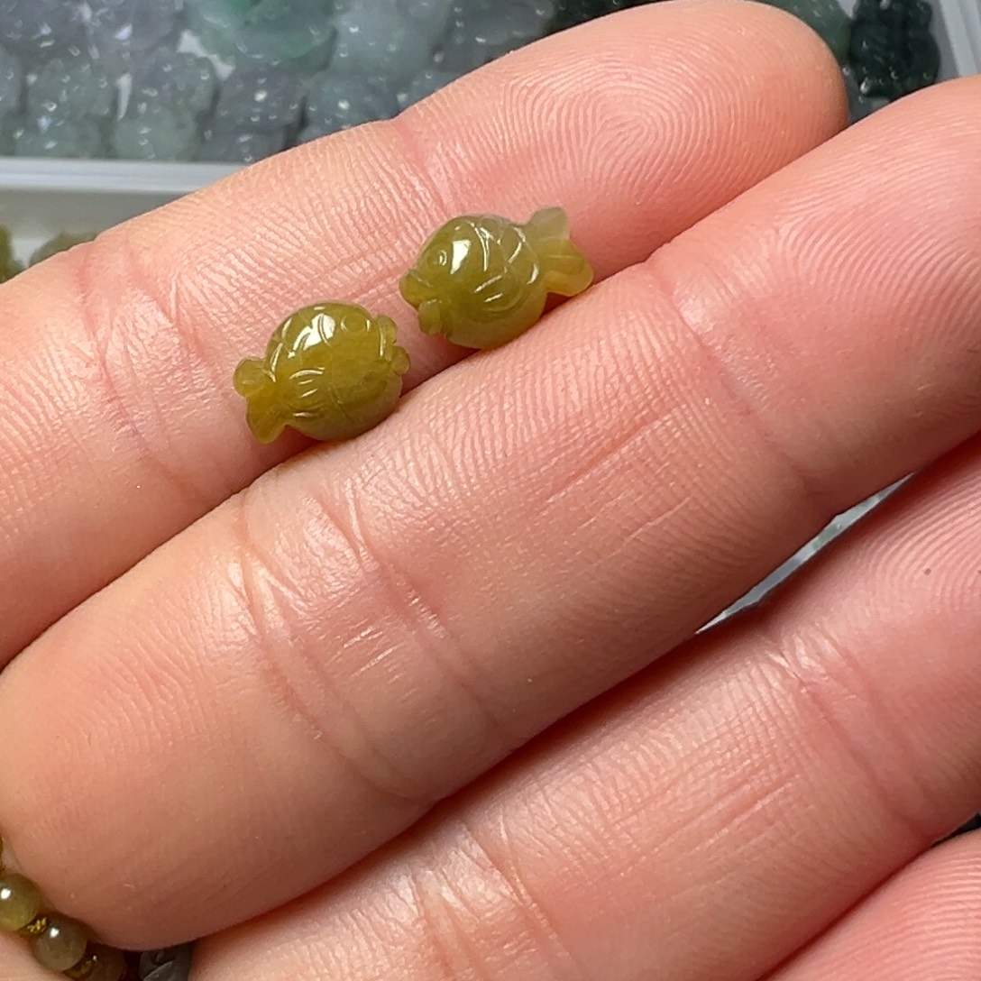 幸***物翡翠未镶嵌颈饰通孔小鱼两个130块