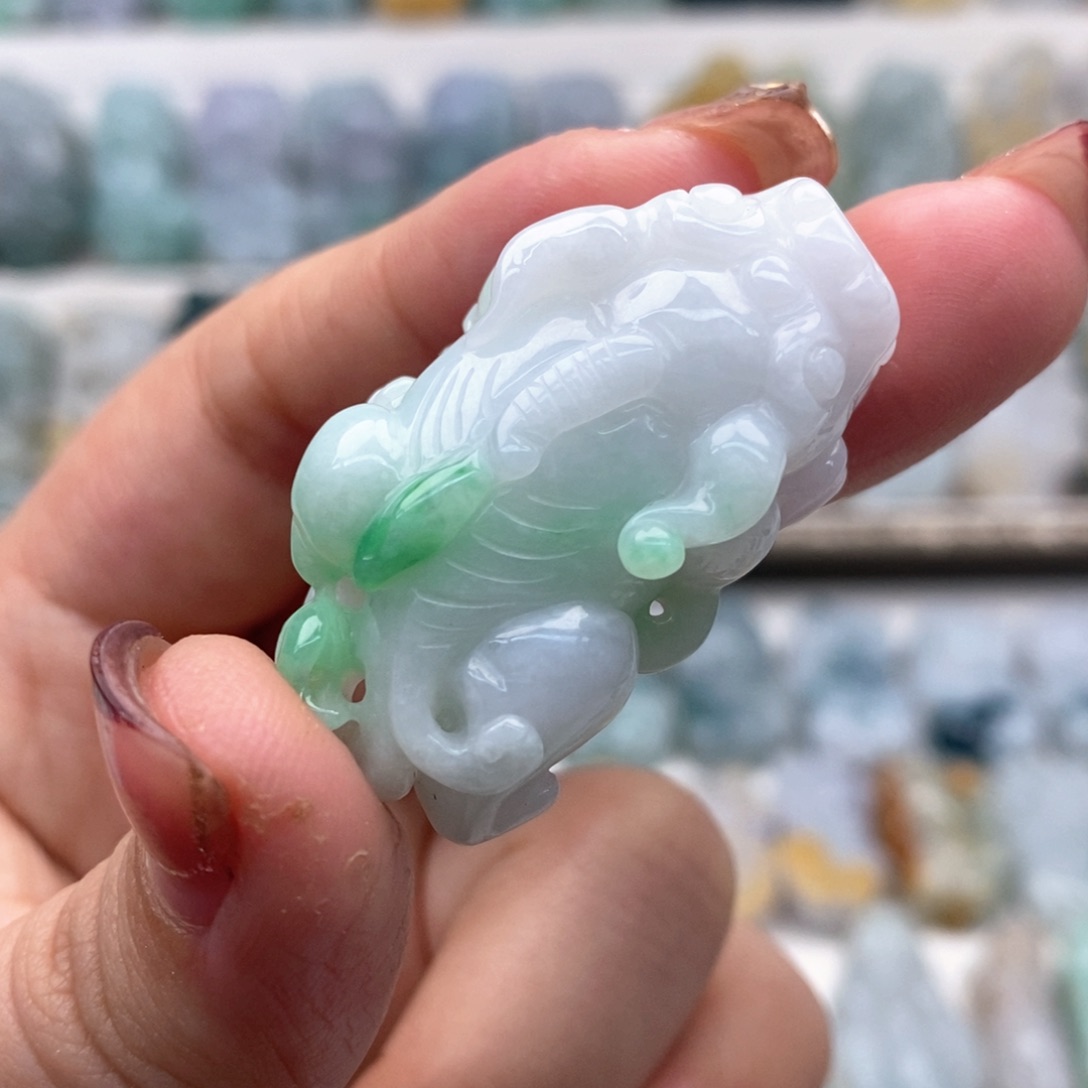 翡翠吊坠(赠链)未镶嵌