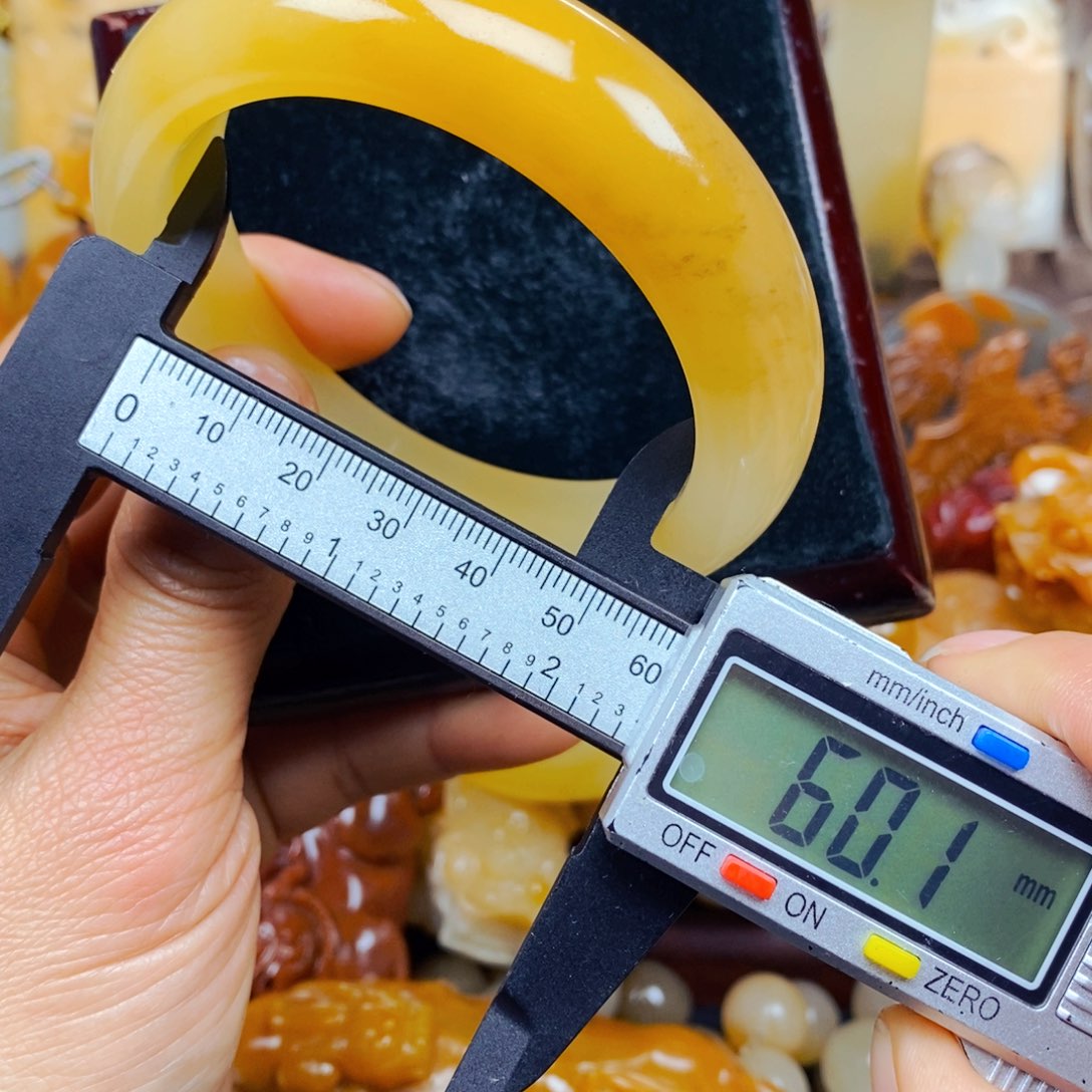 石英质玉（黄龙玉）颈饰未镶嵌