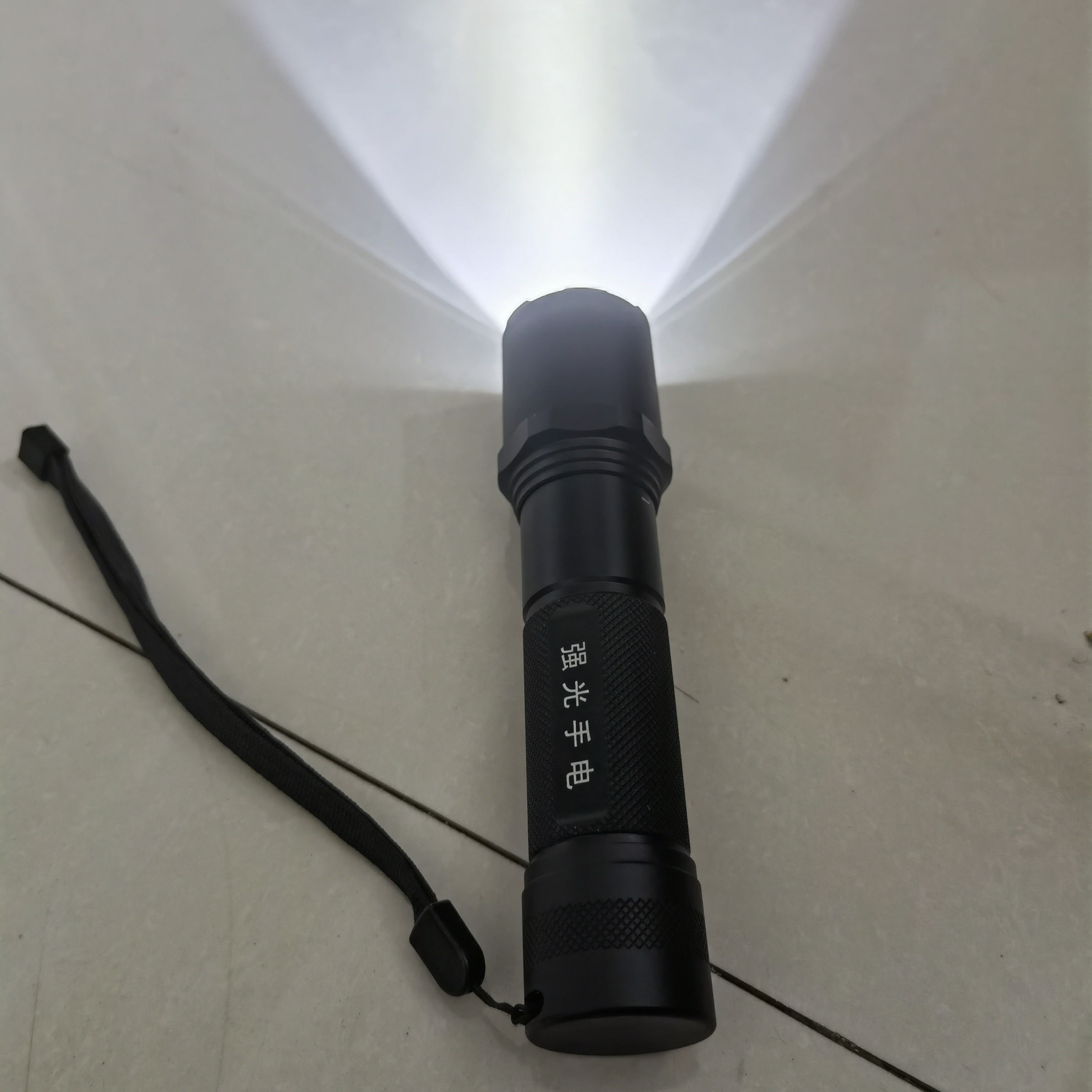 黍用强光手电，铝合金高亮手电筒户外执勤应急救援照明装备