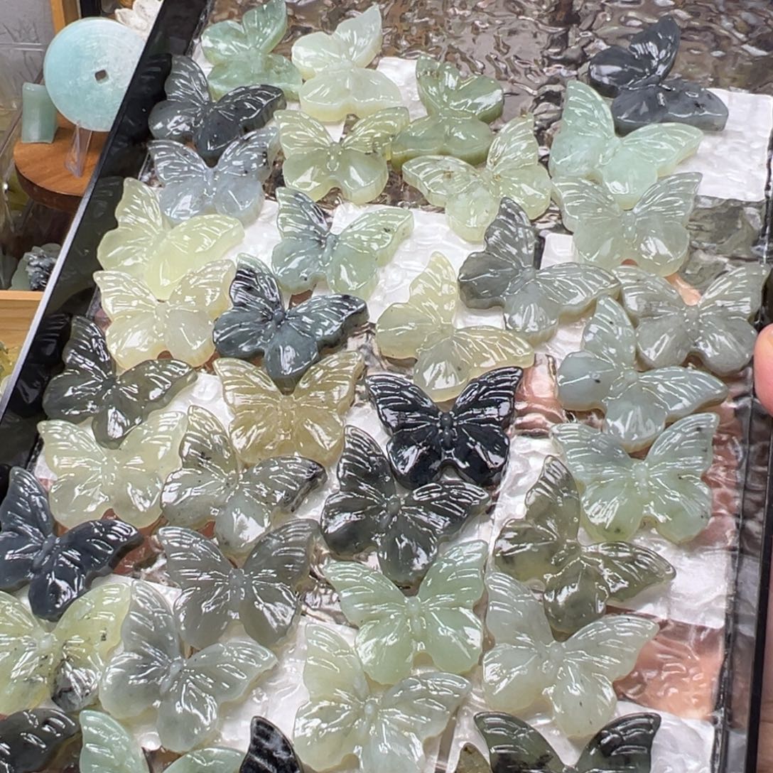 蛇纹石玉未镶嵌蝴蝶