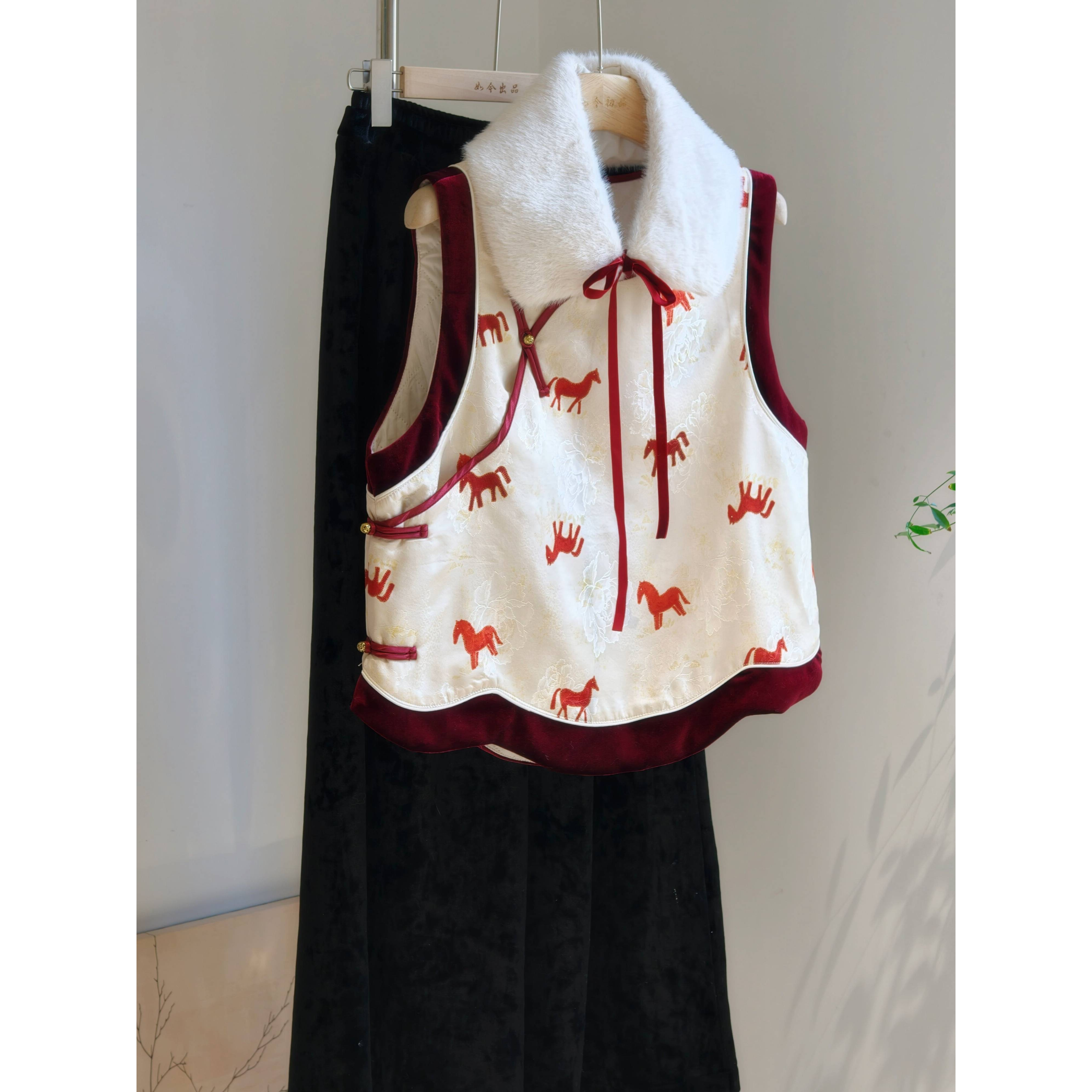 洋气高级感国风红色马甲女夹棉外穿斜襟毛领背心减龄年轻拜新年服