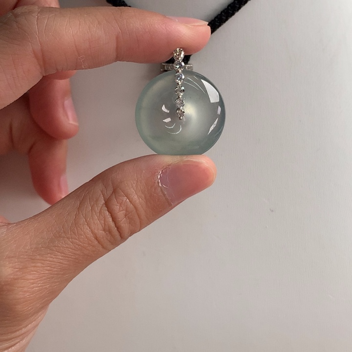 翡翠挂件未镶嵌…..