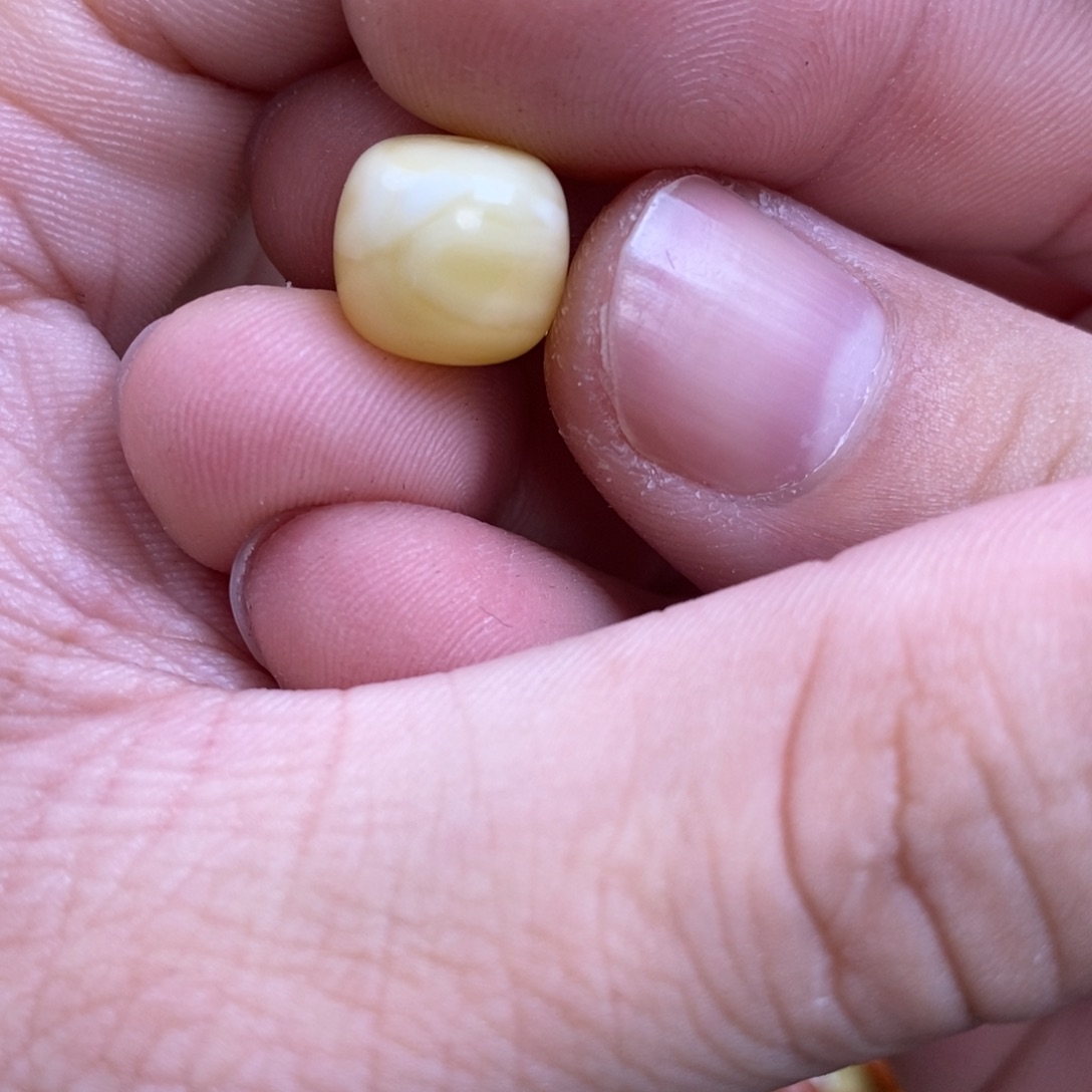 蜜蜡裸石未镶嵌三*水