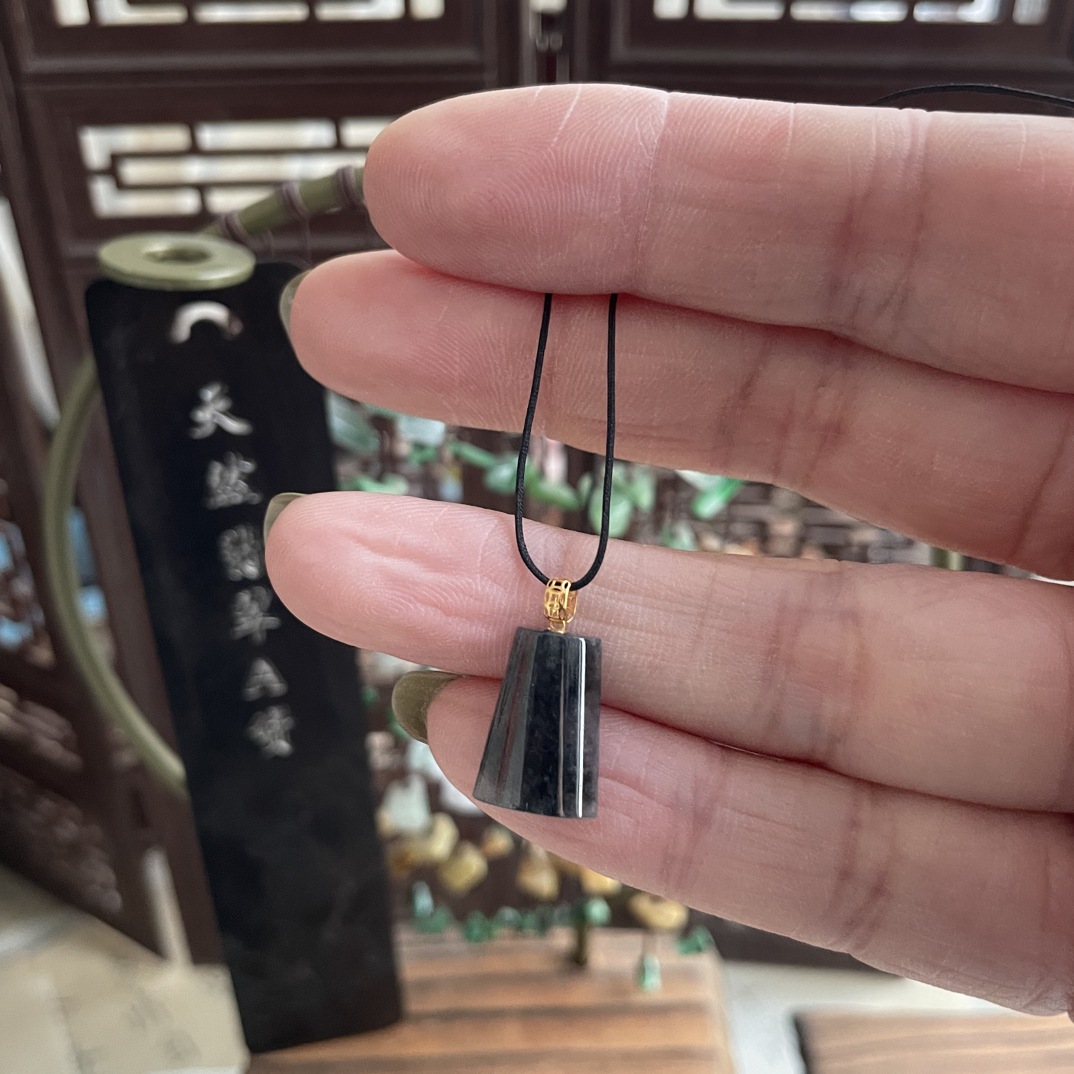 天然翡翠乌鸡无事牌