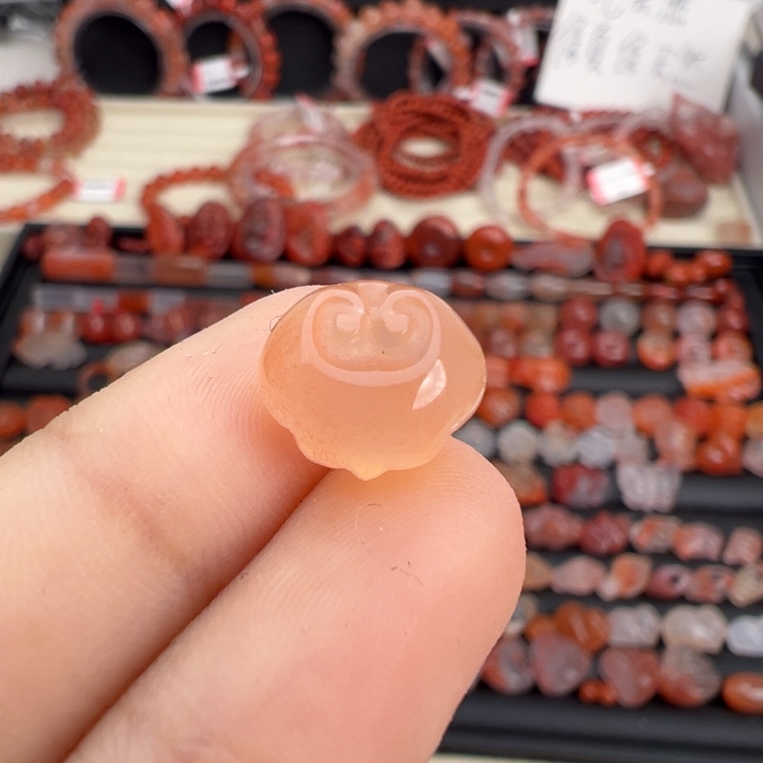 南红玛瑙未镶嵌颈饰如意锁