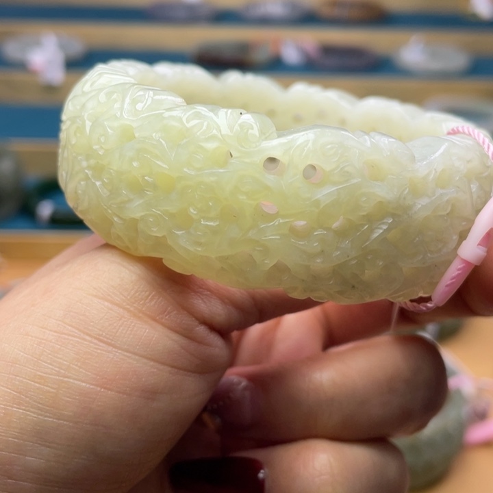 和田玉手镯56圈口。编号125未镶嵌