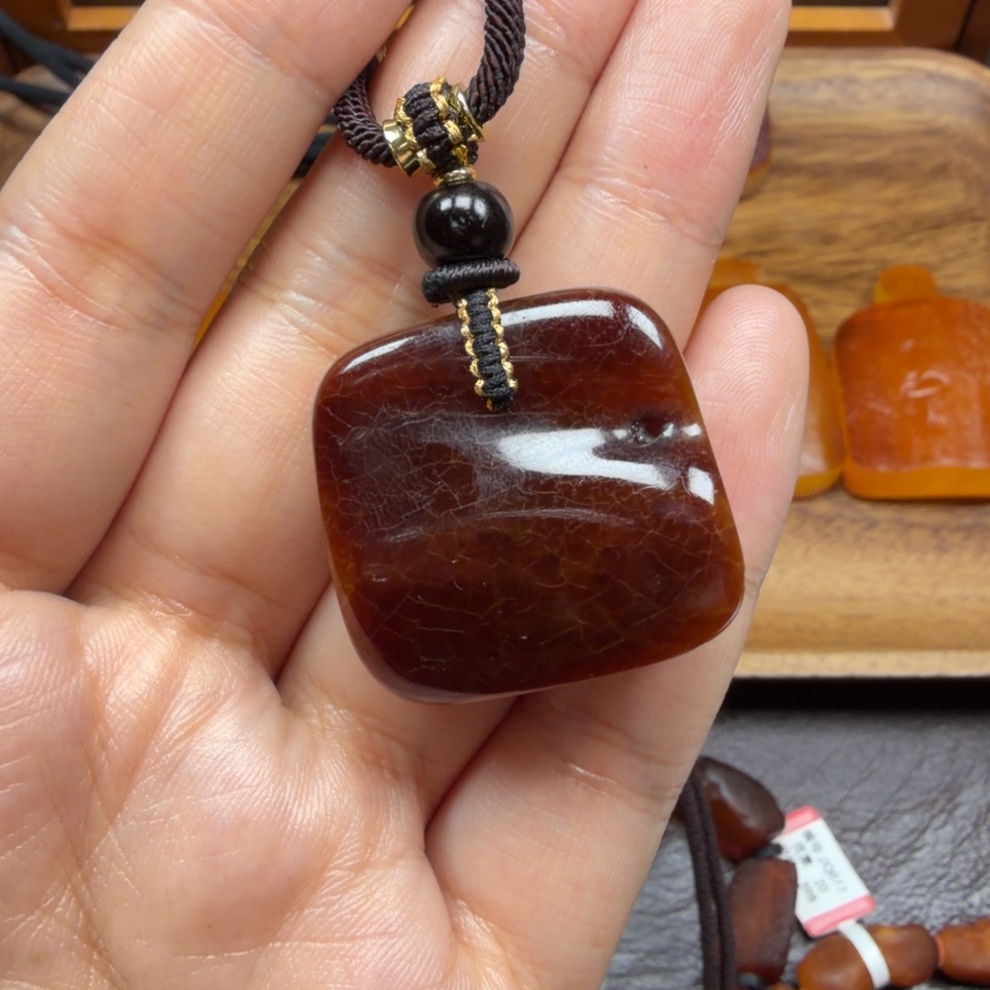 琥珀未镶嵌吊坠(赠链)