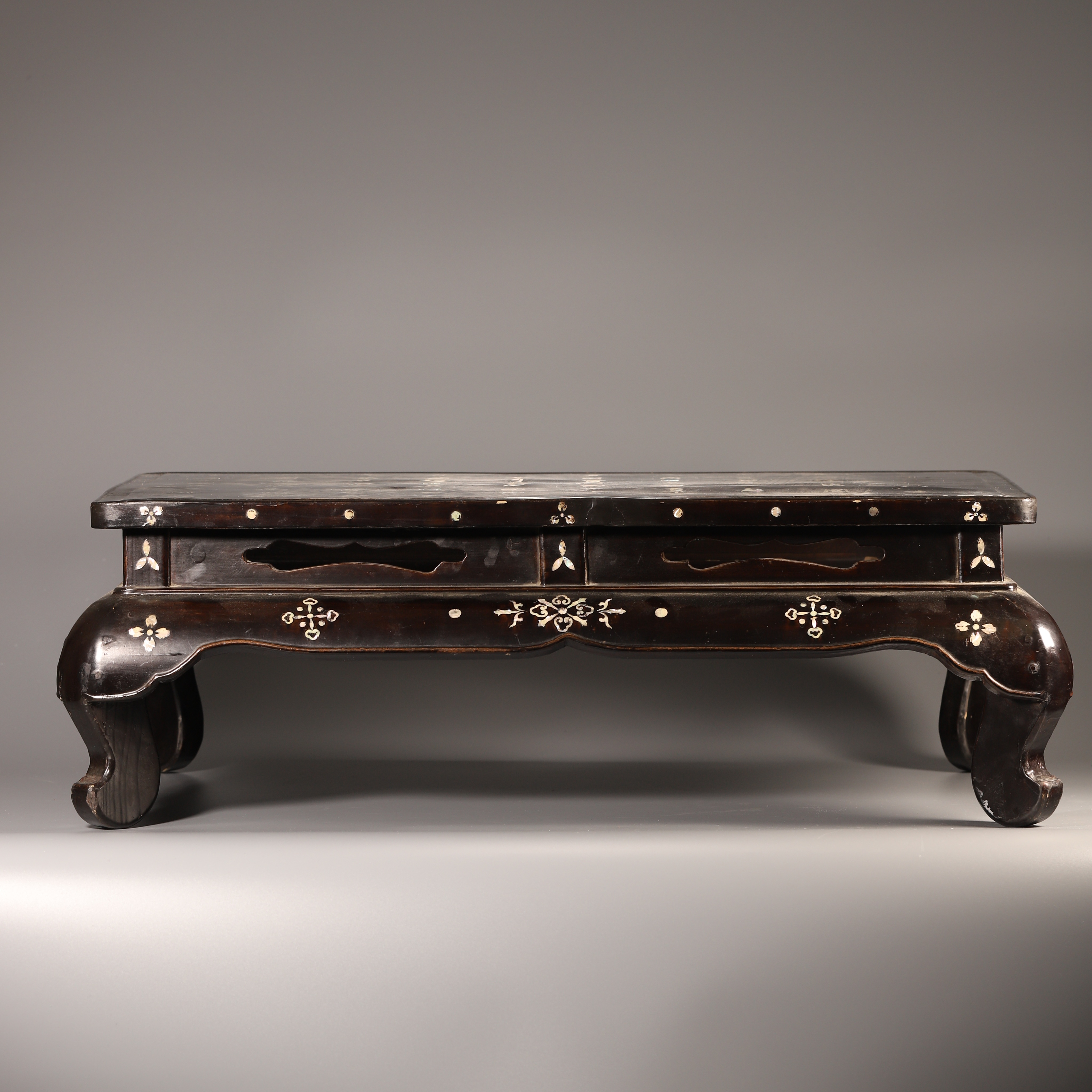 Lot21清代 大漆嵌螺钿诗词案几