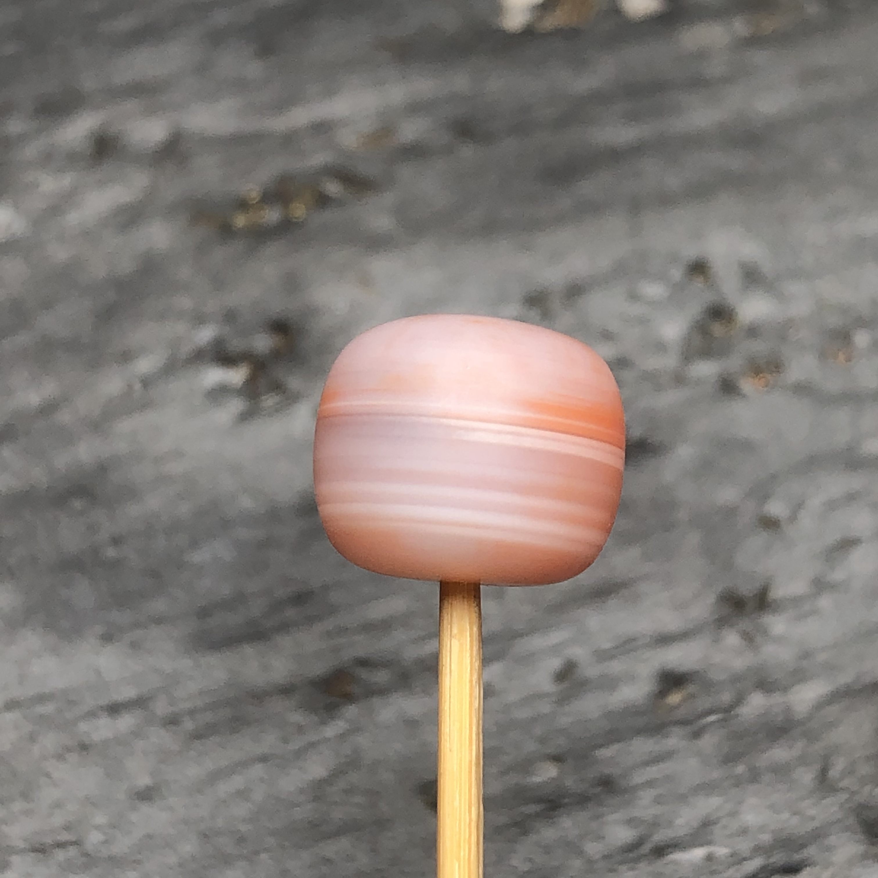 川料南红玛瑙手工打磨老型尺寸9.5x11.2毫米，无裂