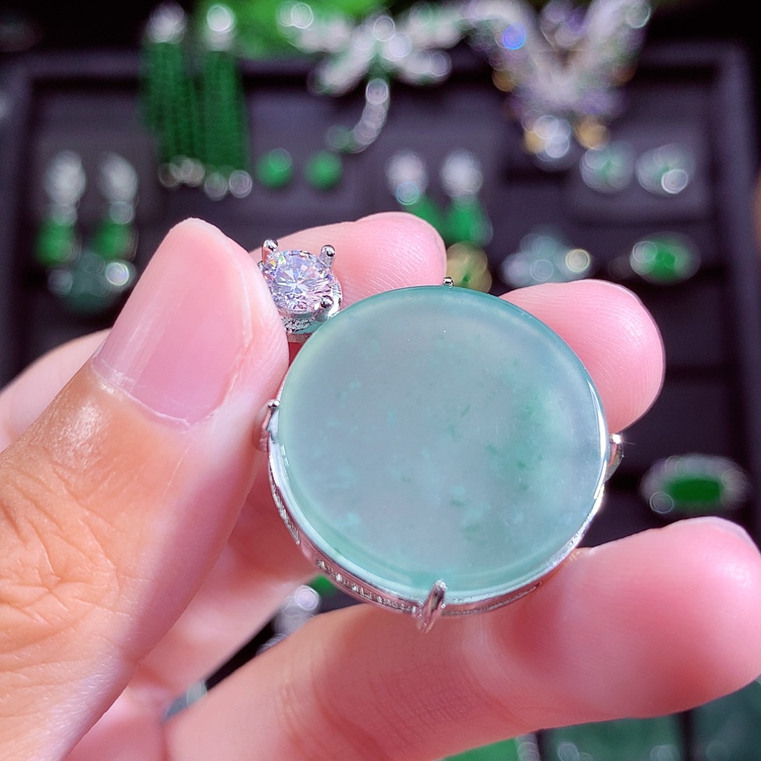 颈饰未镶嵌翡翠天然