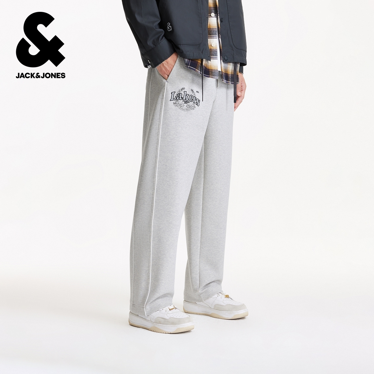 杰克琼斯男装NBA联名款秋季新款字母印花拼接宽松直筒卫裤长裤子