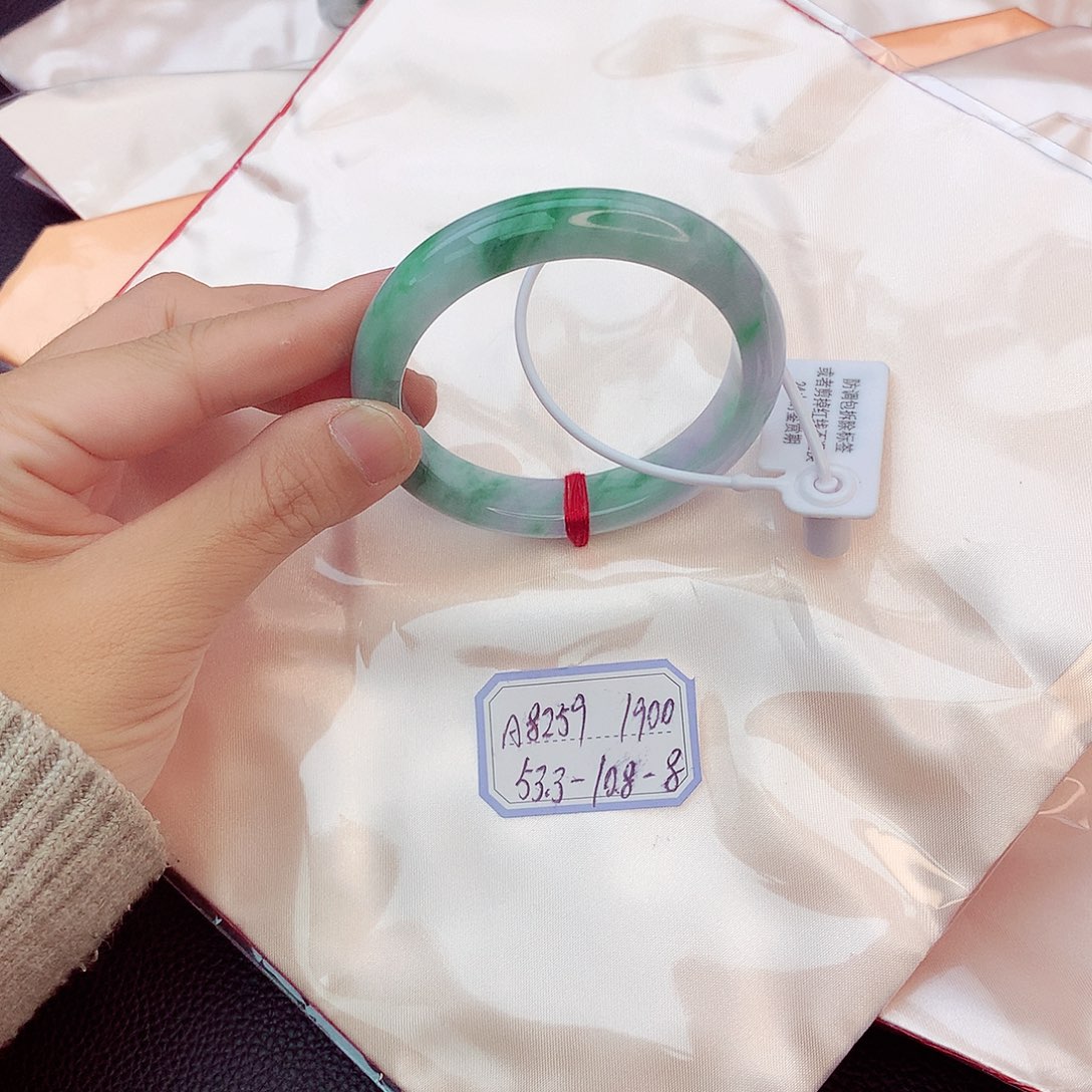 翡翠手镯未镶嵌翡翠