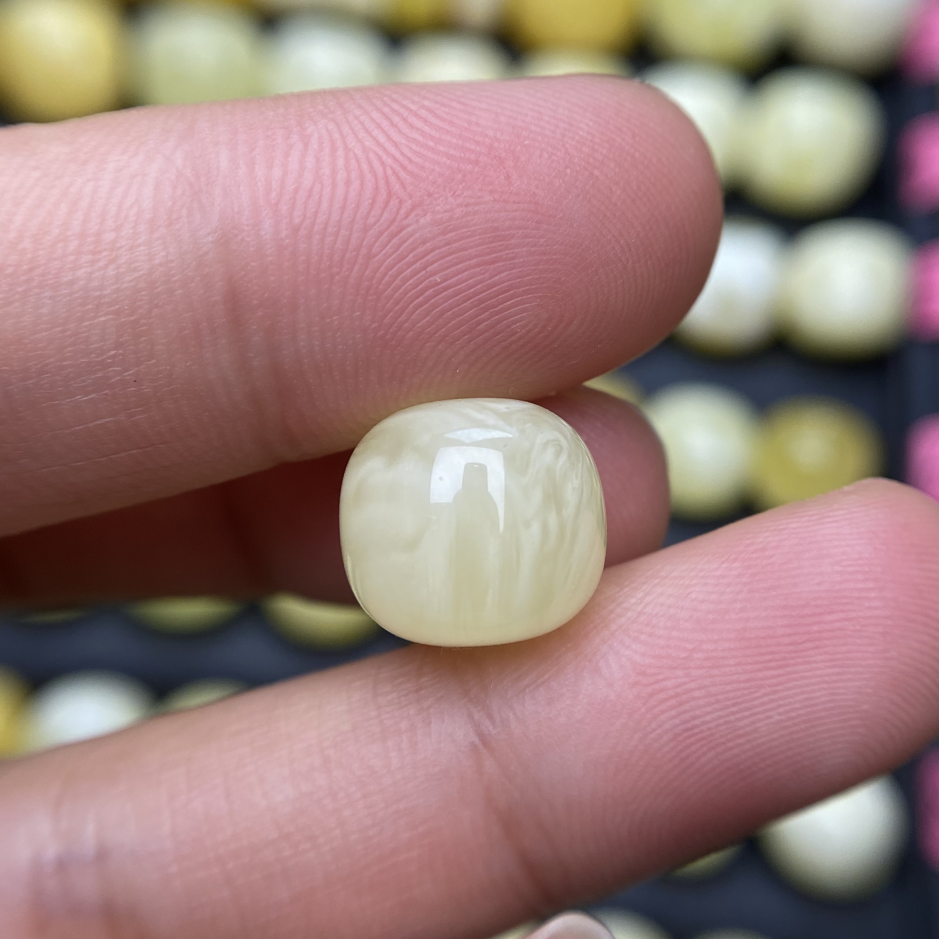 蜜蜡荔枝白小妖花老型配饰12.0×11.0mm，返花更好看，飘几点小金沙