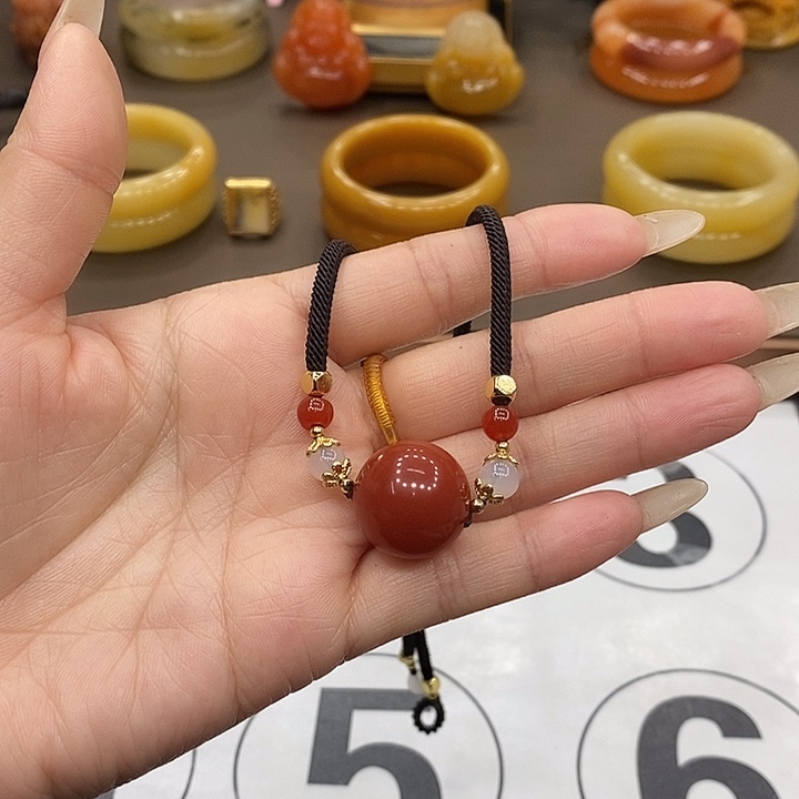 颈饰未镶嵌石英质玉