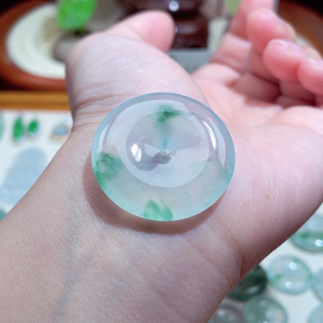 翡翠颈饰未镶嵌平安扣