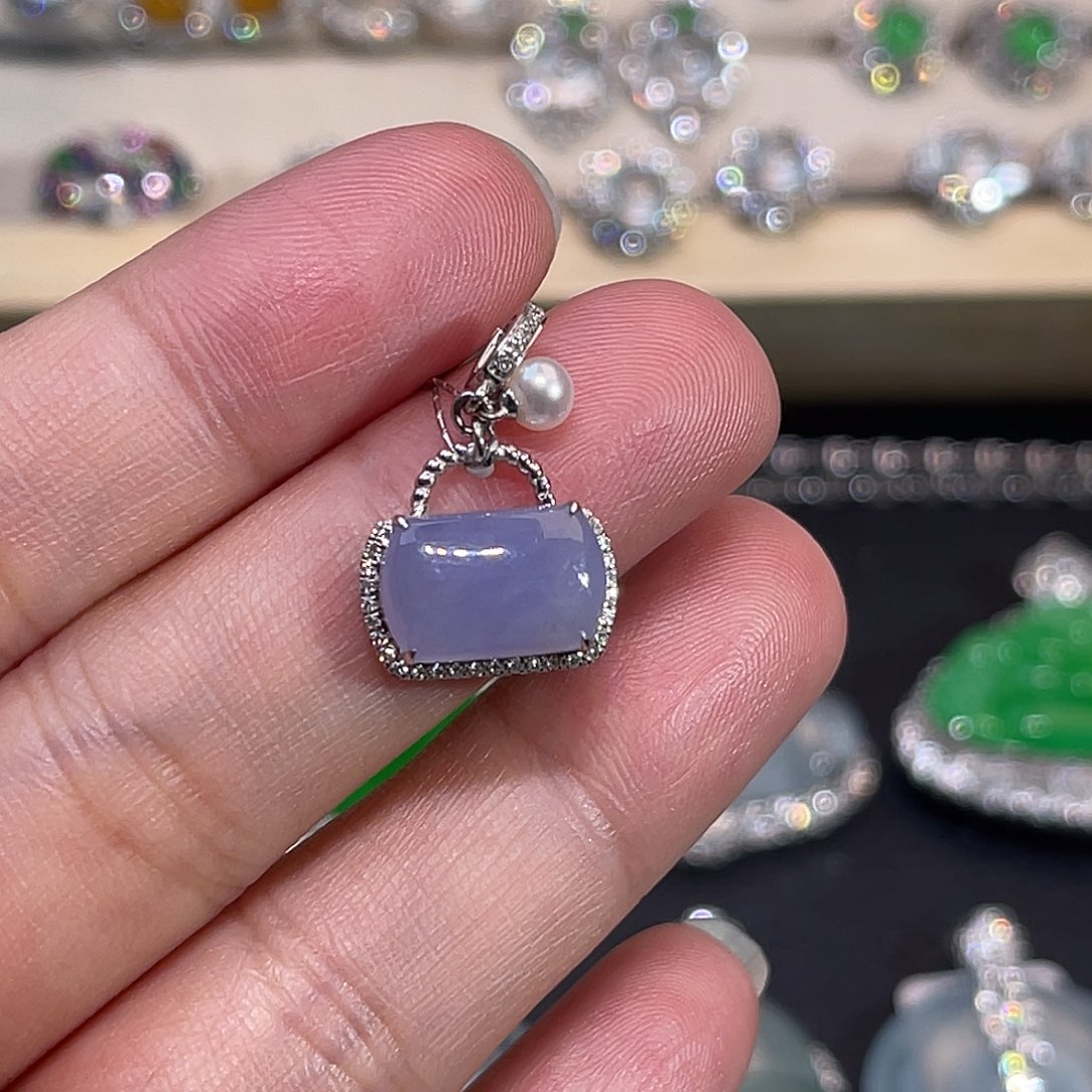 翡翠18K金镶嵌颈饰紫罗兰马鞍