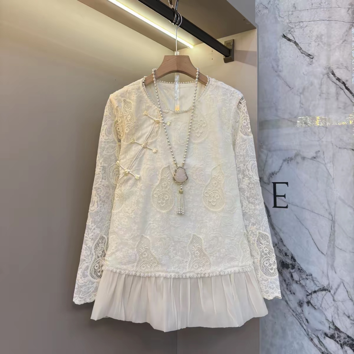 依宜2025秋冬欧货高级葫芦刺绣设计感蕾丝提花新中式盘扣洋气上衣