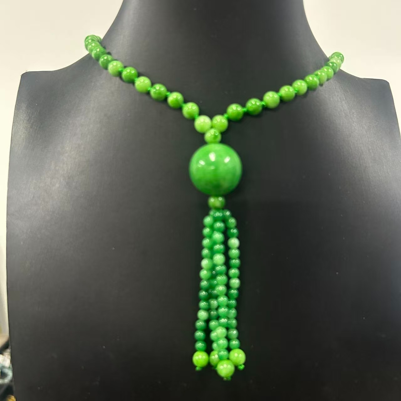 绿翠色圆珠玉石项链