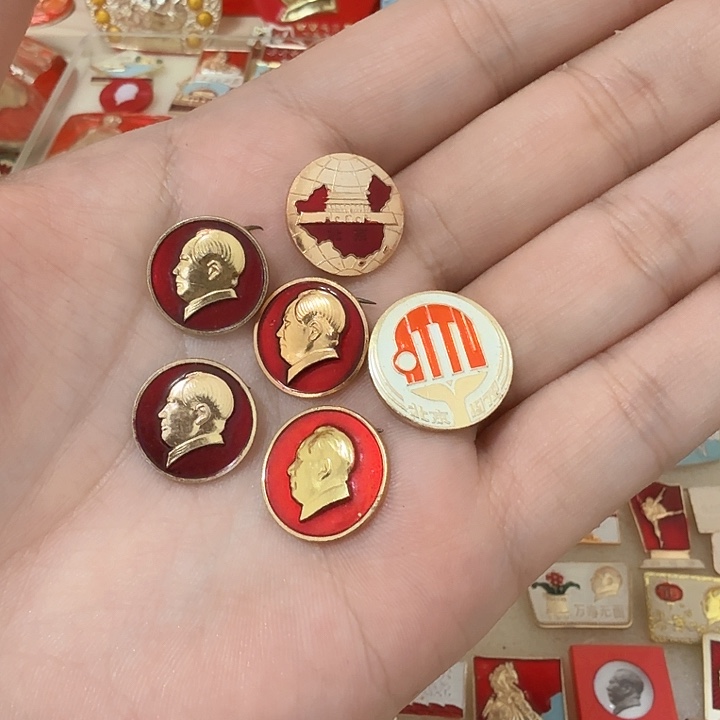 铝蛇**谁毛爷爷像章