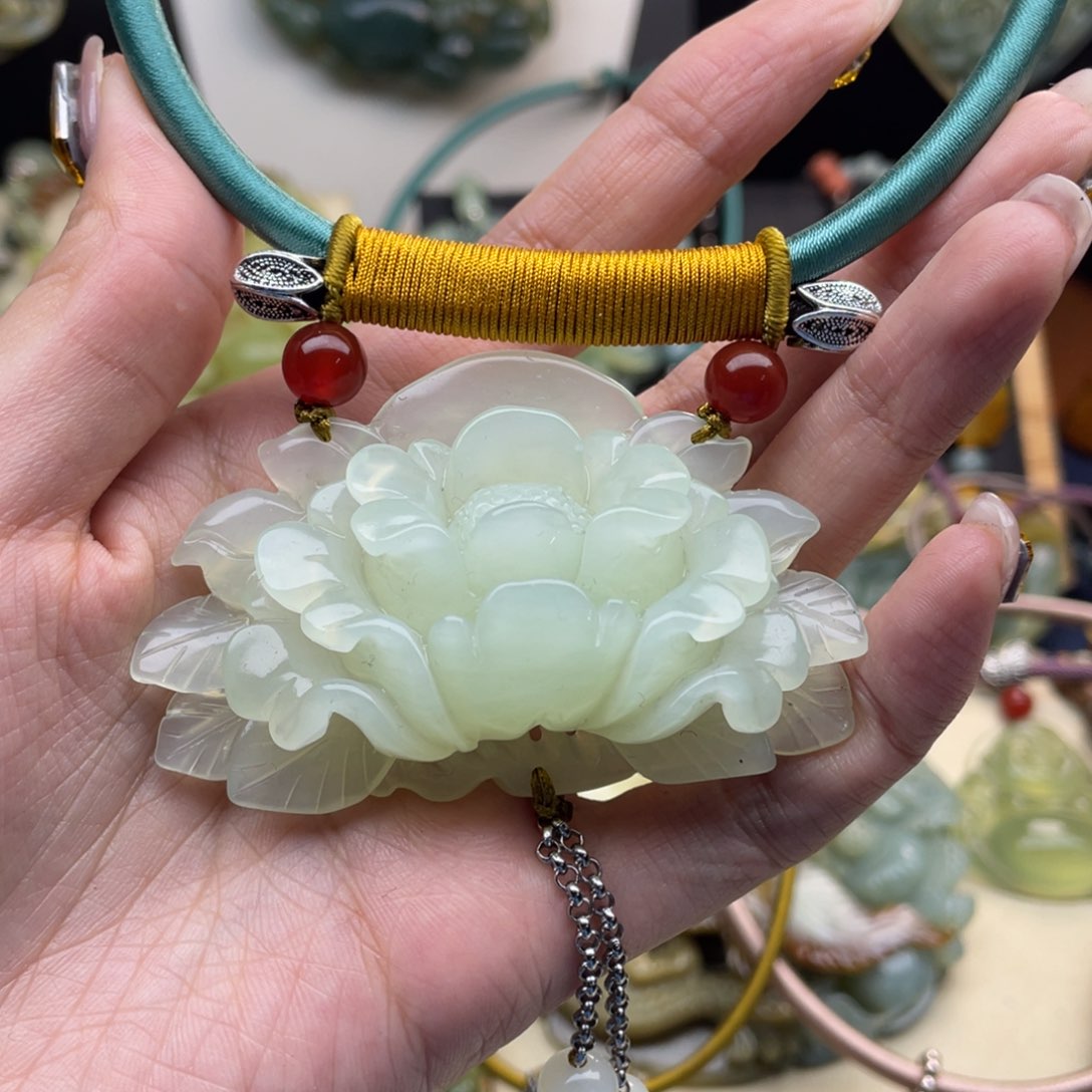 蛇纹石玉颈饰未镶嵌