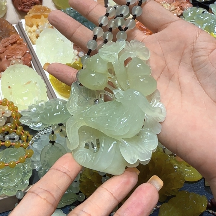 未镶嵌蛇纹石玉吊坠