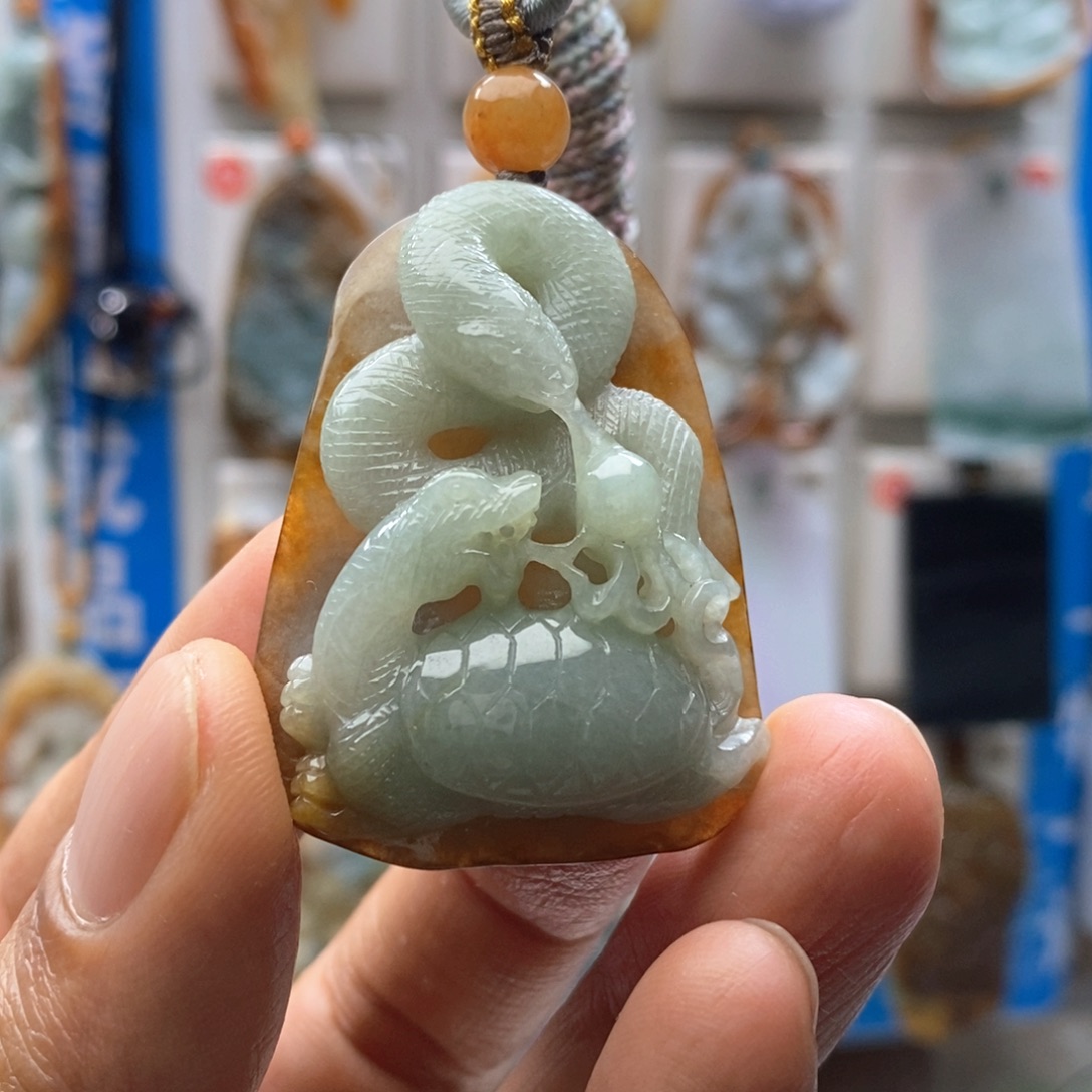 翡翠未镶嵌颈饰玄武