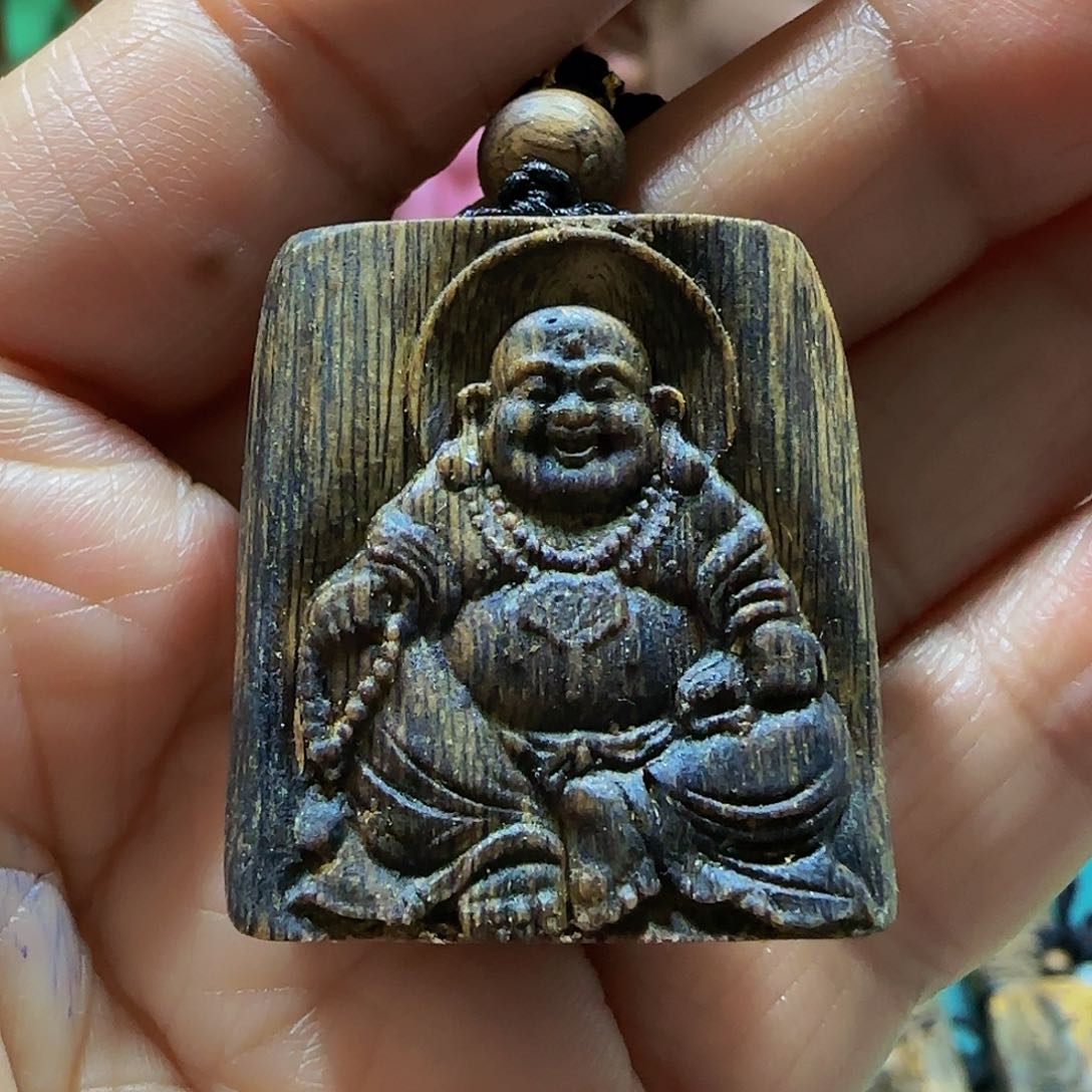 沉香吊坠海南白奇乌身老料雕刻佛公带绳7克
