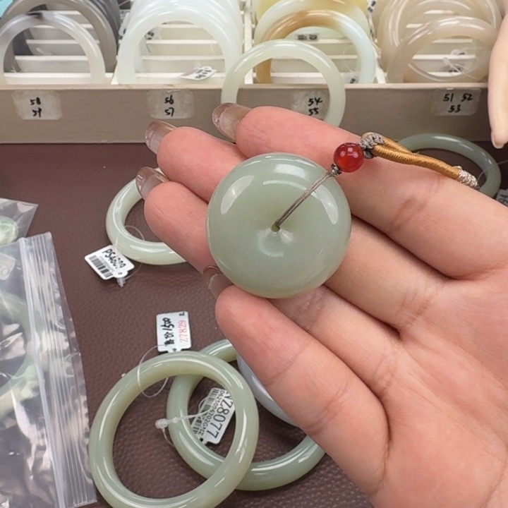 A***b和田玉未镶嵌手镯