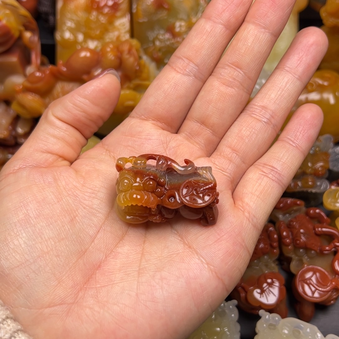 石英质玉（黄龙玉）未镶嵌颈饰