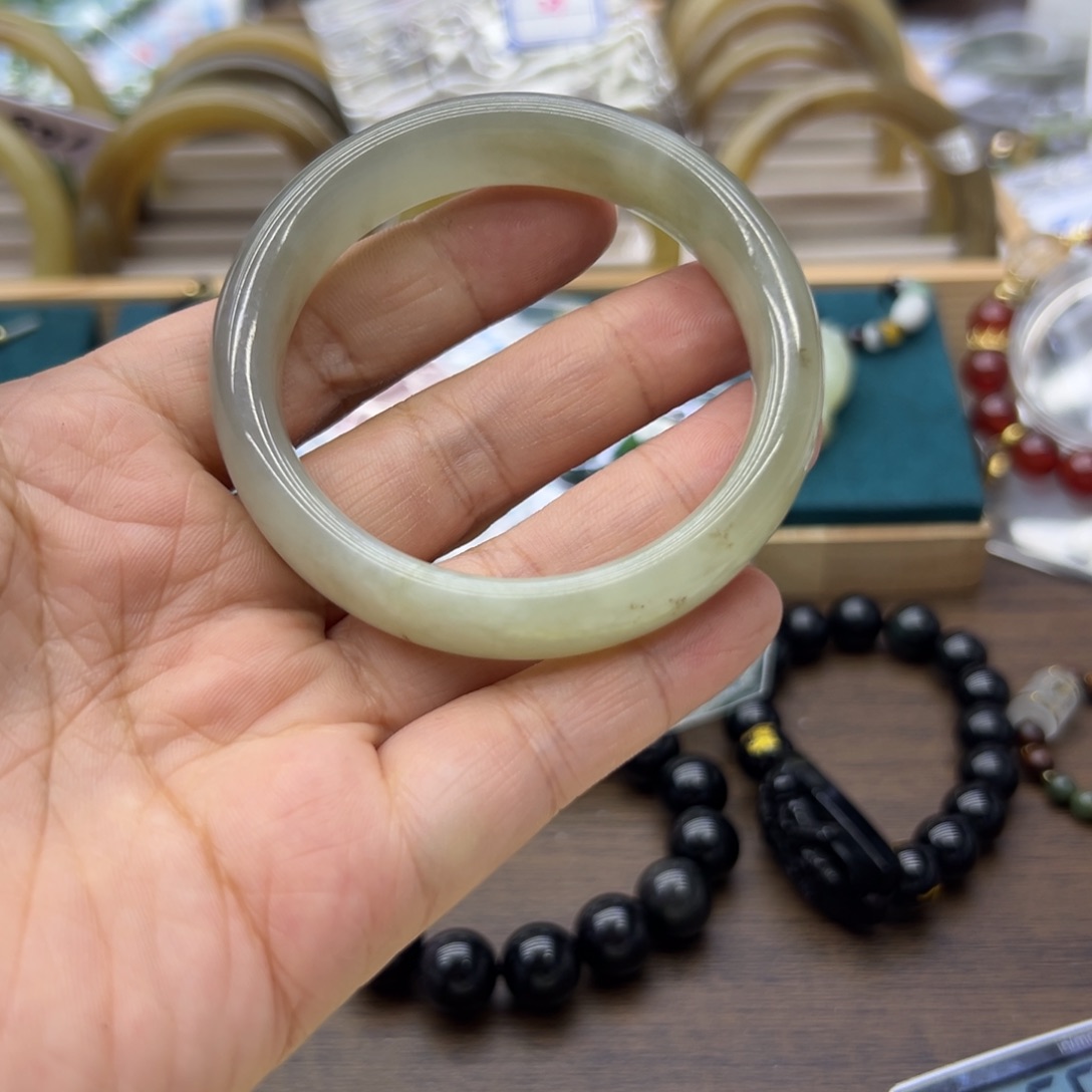 和田玉未镶嵌手镯54.2圈围381瑕