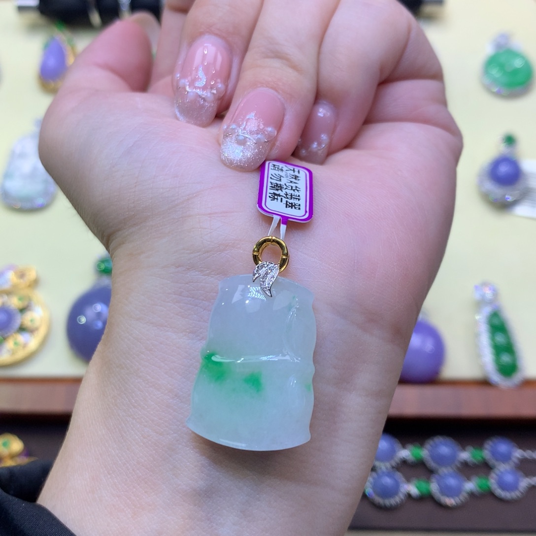 翡翠18K金镶嵌颈饰